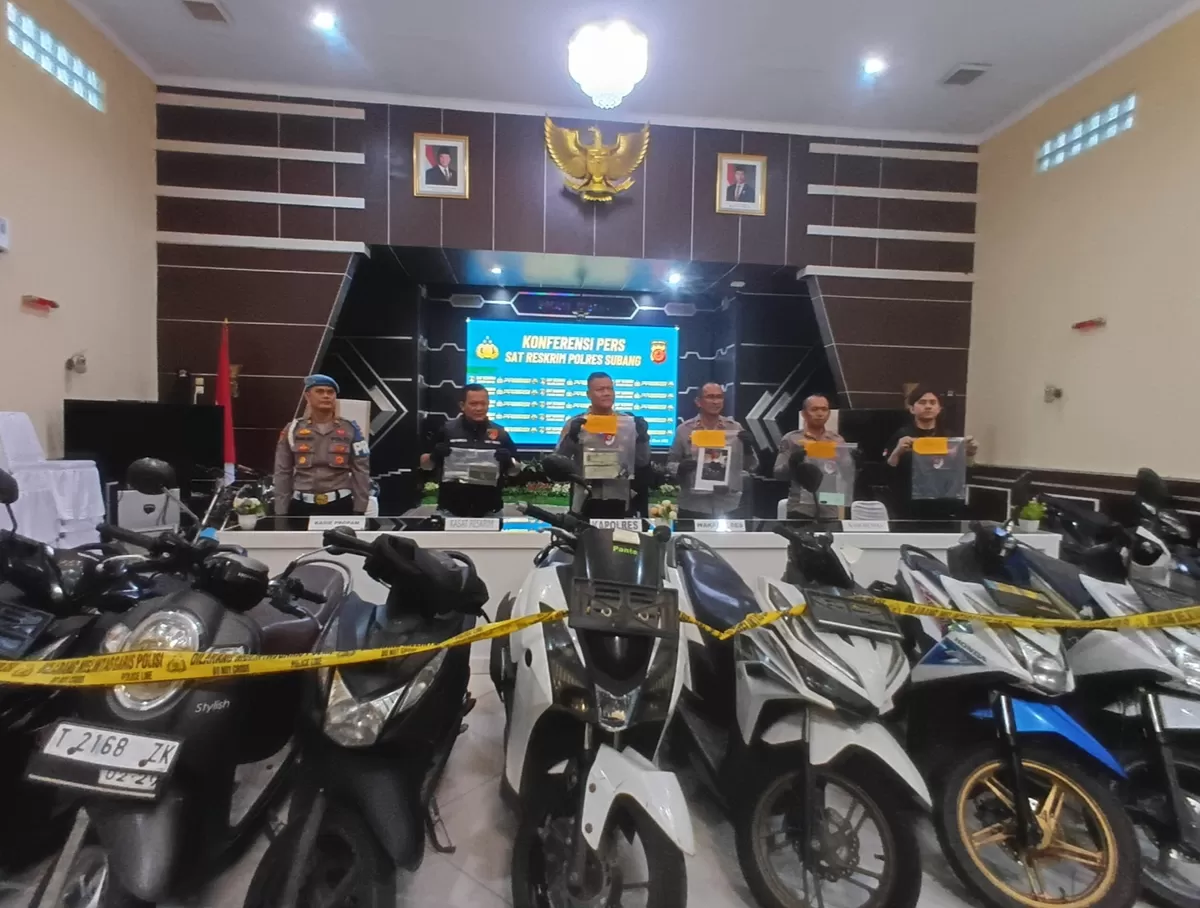Kapolres Subang AKBP Dony Eko Wicaksono bersama jajaran menunjukkan sejumlah barang bukti dalam konferensi pers pengungkapan kasus curanmor di Mapolres Subang, Rabu 11 Maret 2026