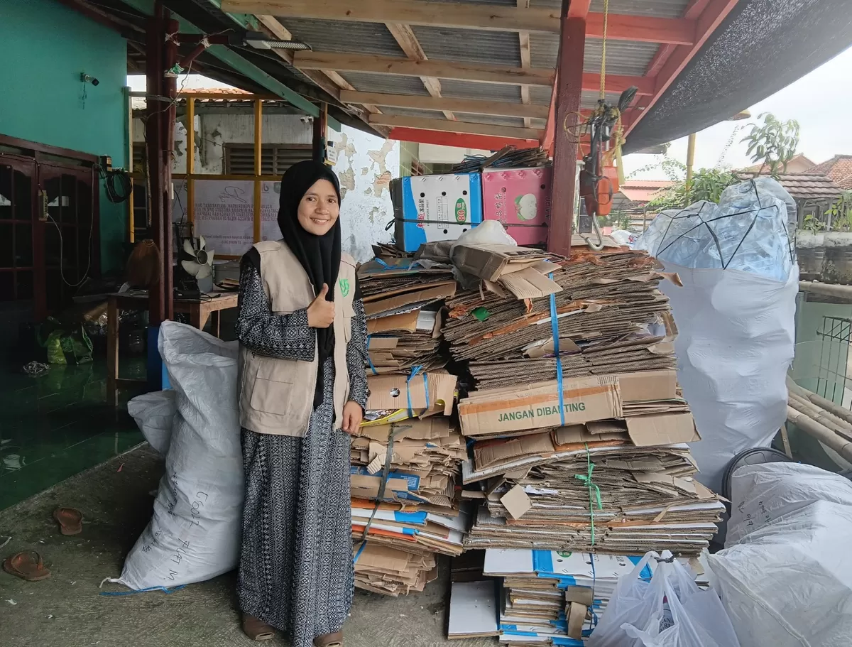 Tita Andriani di Bank Sampah Karya Bakti Sejahtera, Kelurahan Sukamelang, Subang, yang ia dirikan sebagai upaya pengelolaan sampah berbasis masyarakat