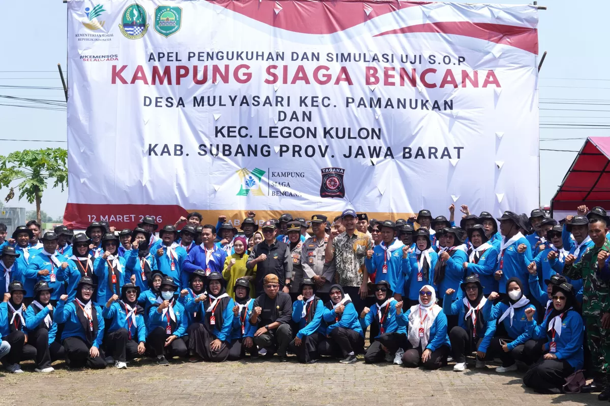 Peserta Kampung Siaga Bencana bersama Wakil Bupati Subang Agus Masykur Rosyadi berfoto bersama usai Apel Pengukuhan dan Simulasi Uji SOP Kampung Siaga Bencana di Kecamatan Legonkulon, Kabupaten Subang, Kamis, 12 Maret 2026 (Dok. Istimewa)