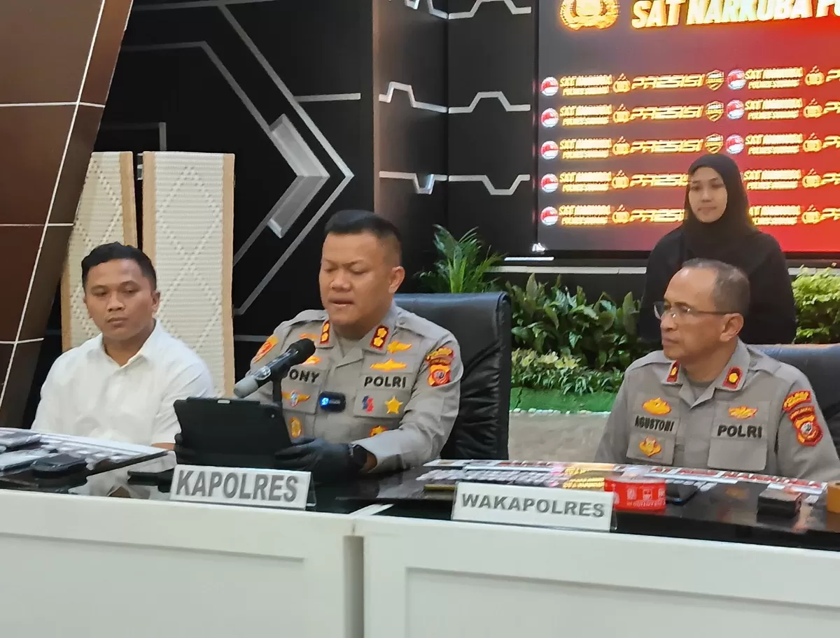 Kapolres Subang AKBP Dony Eko Wicaksono menyampaikan keterangan kepada awak media saat konferensi pers pengungkapan 26 kasus narkoba dengan 31 tersangka di Mapolres Subang, Rabu 11 Maret 2026