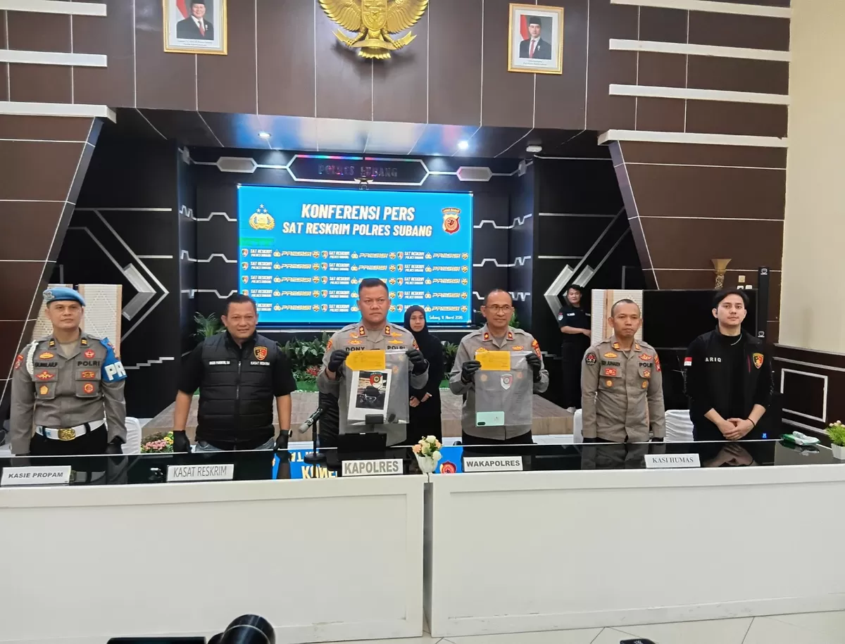 Kapolres Subang AKBP Dony Eko Wicaksono bersama jajaran menunjukkan barang bukti saat konferensi pers pengungkapan kasus penggelapan 29.835 kilogram biji kopi di Mapolres Subang, Kamis, 12 Maret 2026