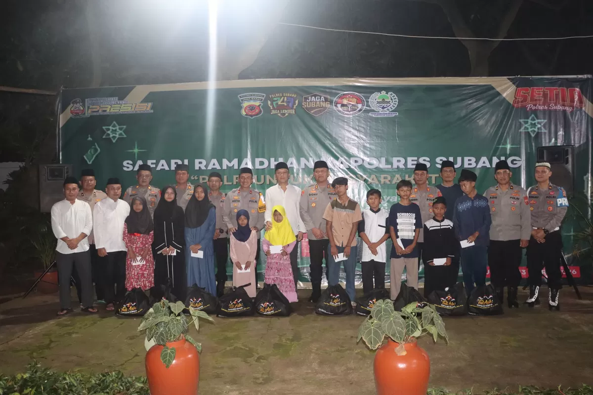 Kapolres Subang AKBP Dony Eko Wicaksono beserta jajaran bersama tokoh masyarakat Urip Soeprianto dalam kegiatan Safari Ramadan Polres Subang di Cipunagara, Kabupaten Subang, yang diisi dengan santunan kepada anak yatim dan kaum jompo, Jumat, 13 Maret 2026 (Dok. Istimewa)