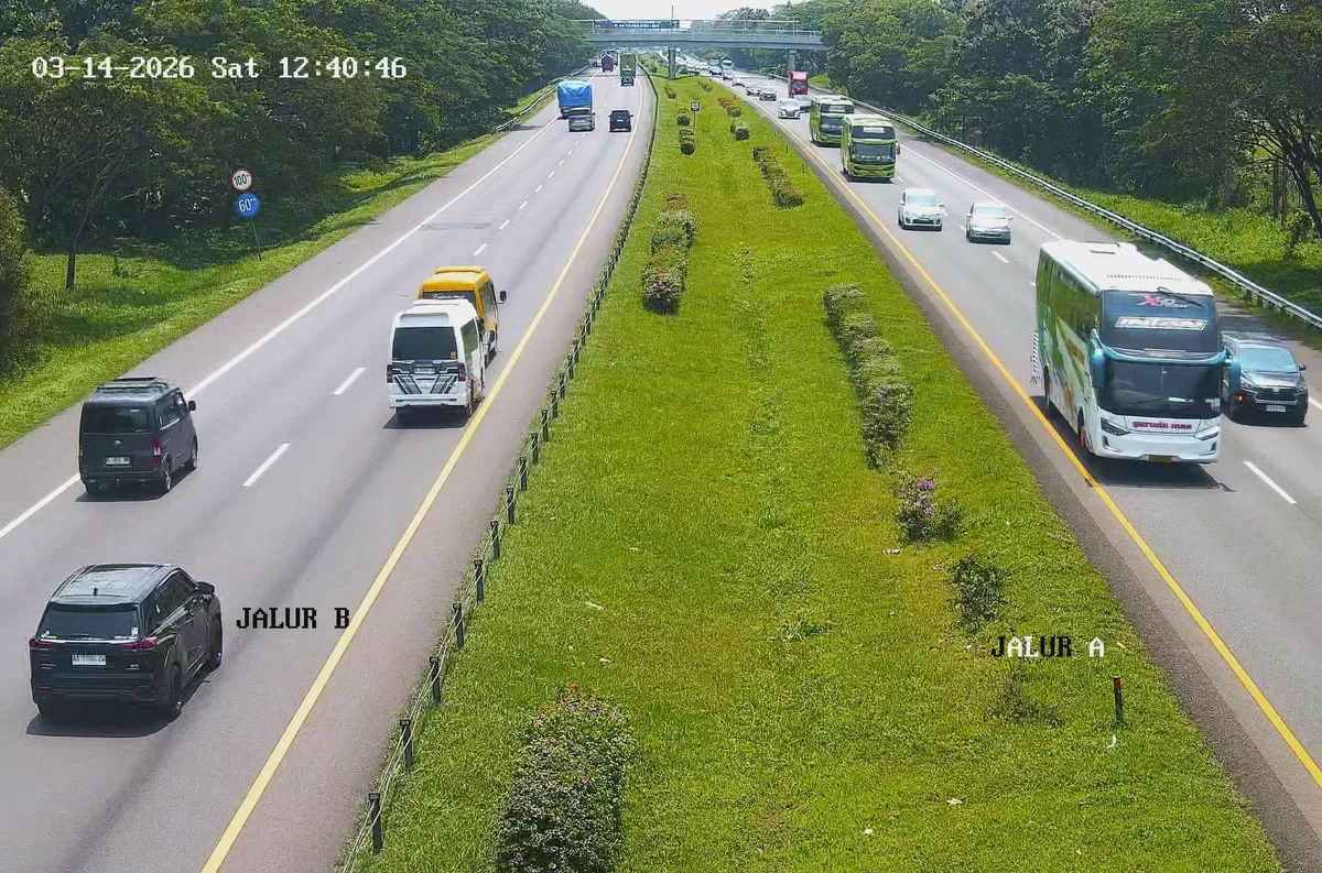 Kondisi arus lalu lintas di ruas Tol Cipali yang terpantau meningkat menuju arah Cirebon menjelang periode mudik Lebaran, Sabtu, 14 Maret 2026 (Dok. ASTRA Infra)