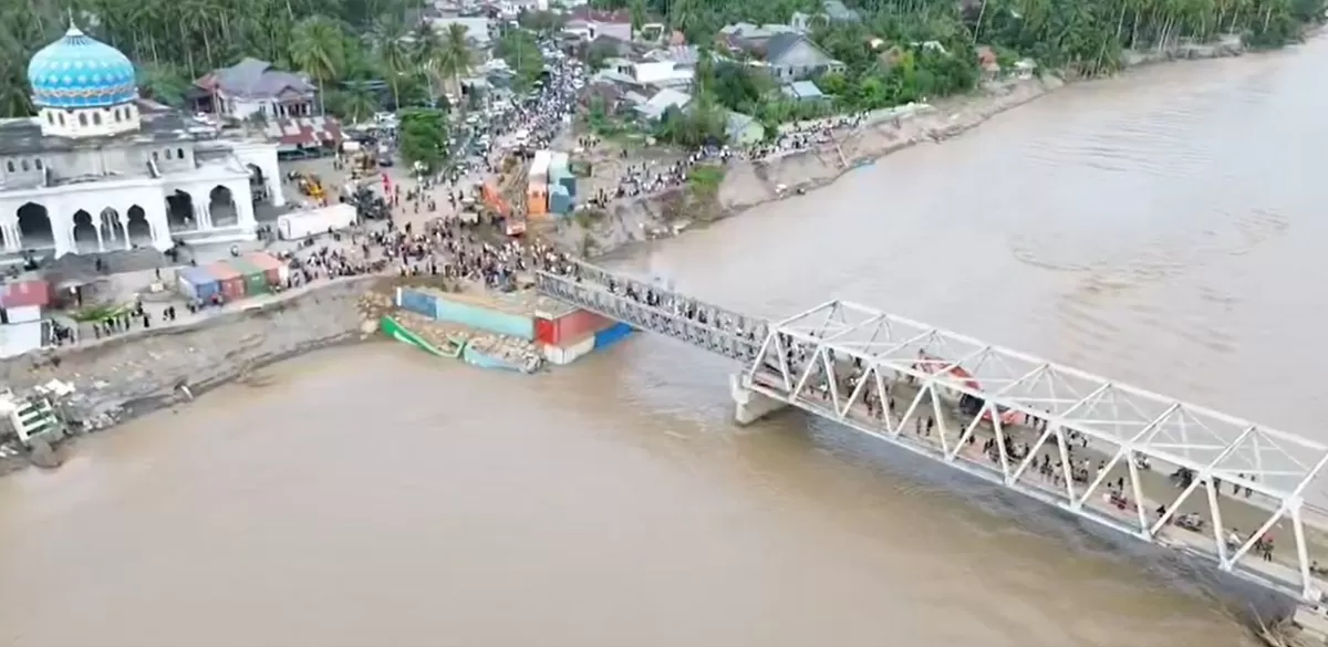 Warga melintasi Jembatan Bailey yang dibangun TNI AD di Aceh. Pembangunan jembatan ini dilakukan untuk mempercepat pemulihan infrastruktur serta memperkuat konektivitas antarwilayah pascabencana (Dok. Istimewa)