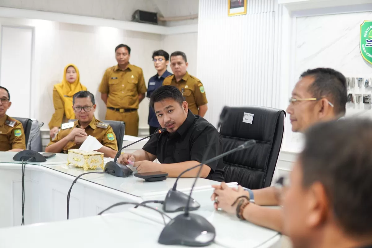 Bupati Subang Reynaldy Putra Andita Budi Raemi memimpin penandatanganan MoU pemanfaatan videotron untuk penguatan informasi publik bersama unsur Forkopimda di Subang, Senin, 16 Maret 2026 (Dok. Istimewa)