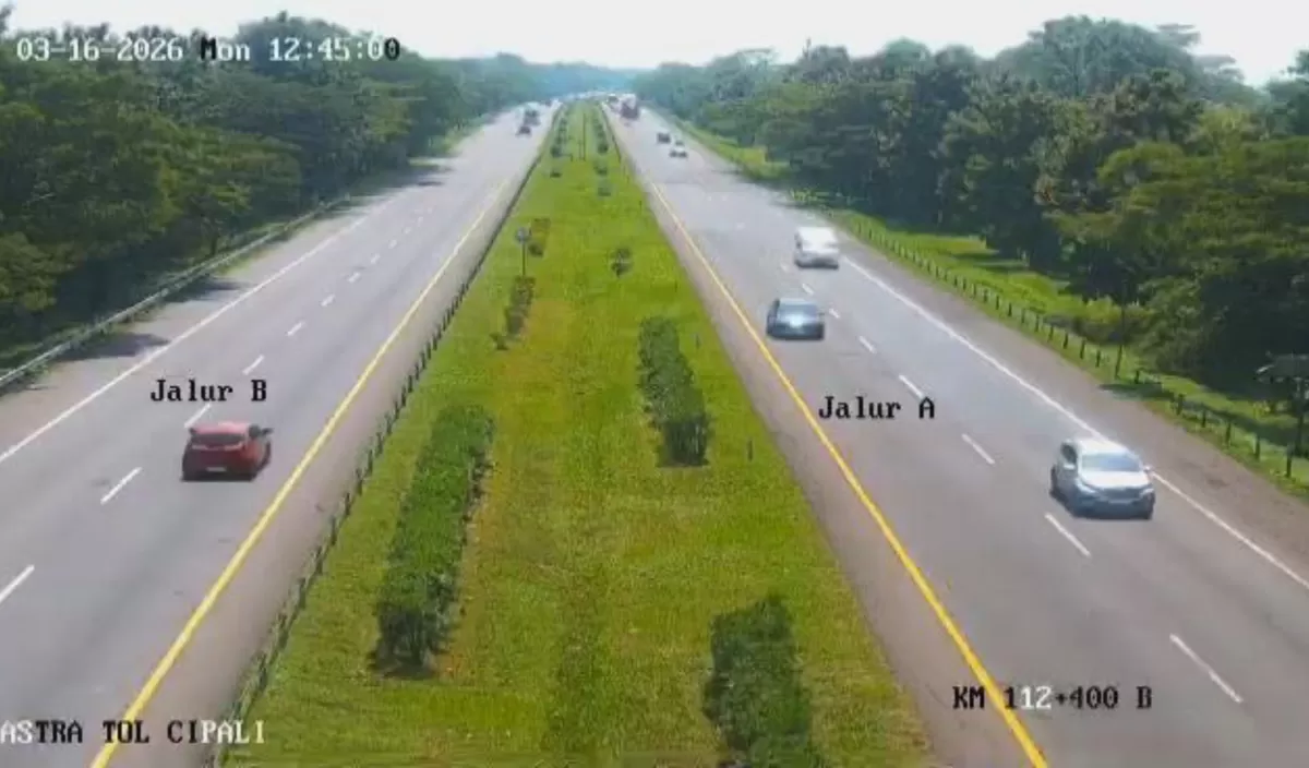 Kondisi arus lalu lintas di ruas Tol Cipali terpantau lancar dan melandai pada Senin siang, dengan kendaraan melintas relatif normal di kedua arah jalur, Senin 16 Maret 2026 (Dok. ASTRA Infra)