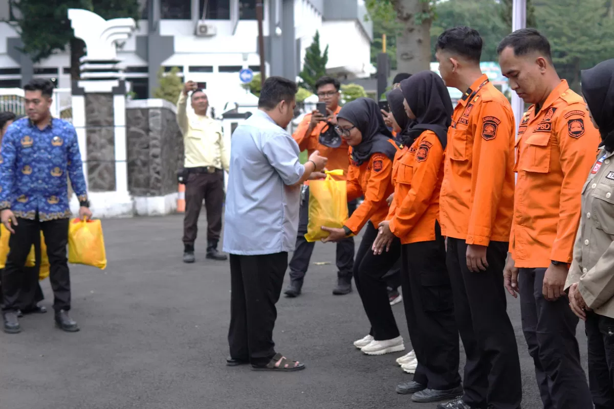 Bupati Subang Reynaldy Putra Andita Budi Raemi menyerahkan kadeudeuh secara simbolis kepada relawan BPBD dan Tagana dalam kegiatan silaturahmi dan buka puasa bersama di Rumah Dinas Bupati Subang, Selasa, 17 Maret 2026. (Dok. Istimewa)