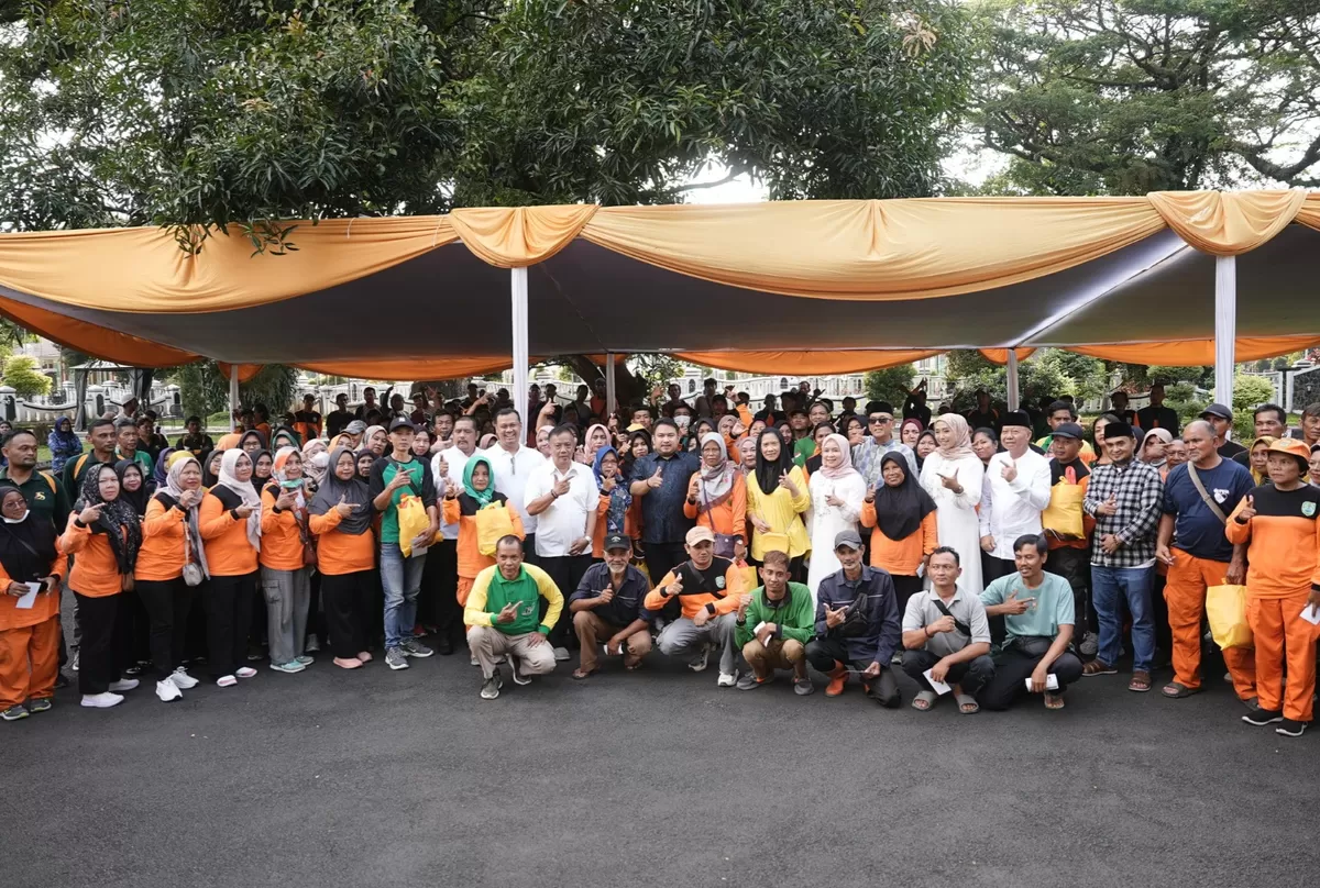 Bupati Subang Reynaldy Putra Andita Budi Raemi berfoto bersama ratusan petugas kebersihan usai menyerahkan kadeudeuh dan sembako dalam momen silaturahmi Ramadan di Subang, Selasa, 17 Maret 2026. (Dok. Istimewa)