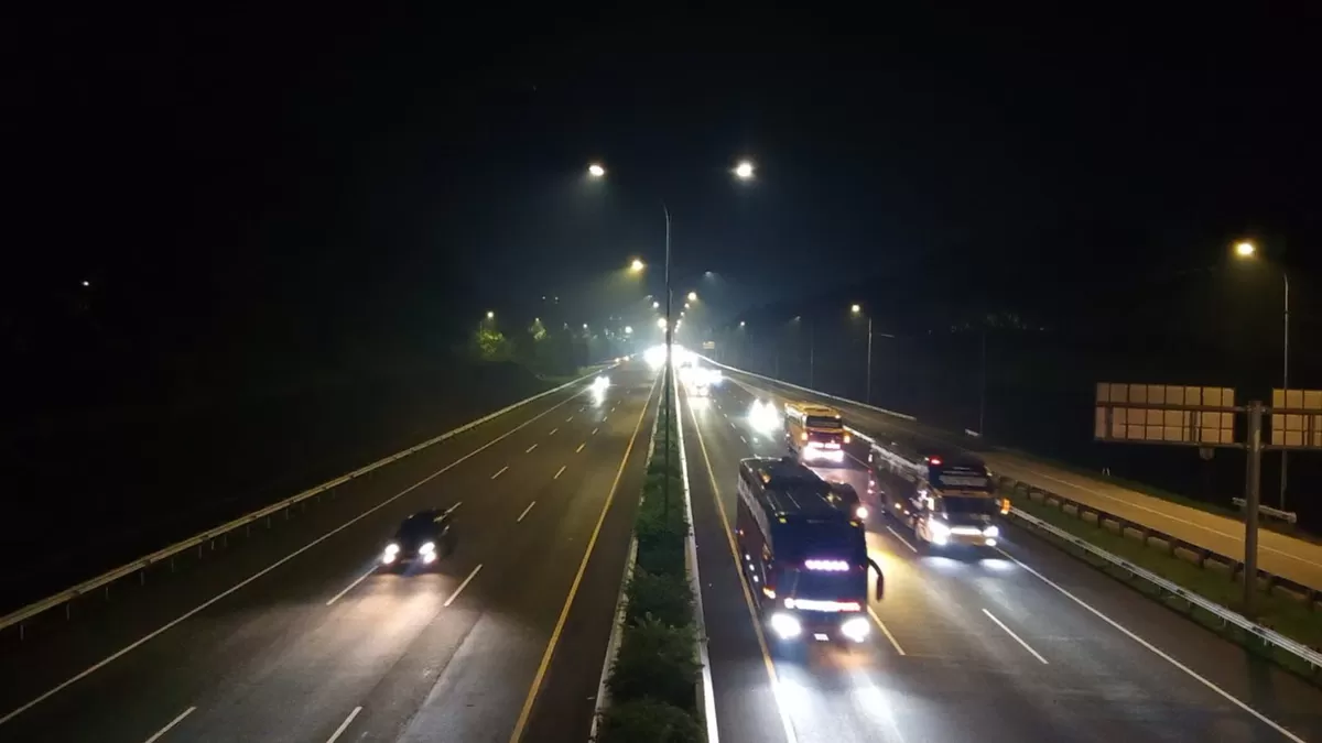 Arus lalu lintas kendaraan melintas di ruas Tol Cipali saat pemberlakuan rekayasa one way pada momentum Nyepi dan H-2 Lebaran, Kamis, 19 Maret 2026 malam (Dok. ASTRA Infra)