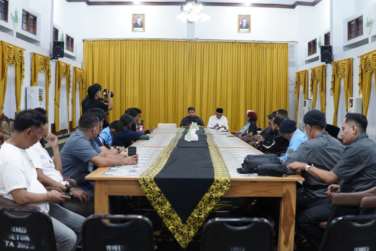 Bupati Subang Reynaldy Putra Andita memimpin silaturahmi dan dialog bersama insan pers di rumah dinas Bupati Subang guna memperkuat sinergi penyampaian informasi publik menjelang Idulfitri, Kamis, 19 Maret 2026 (Dok. Istimewa)