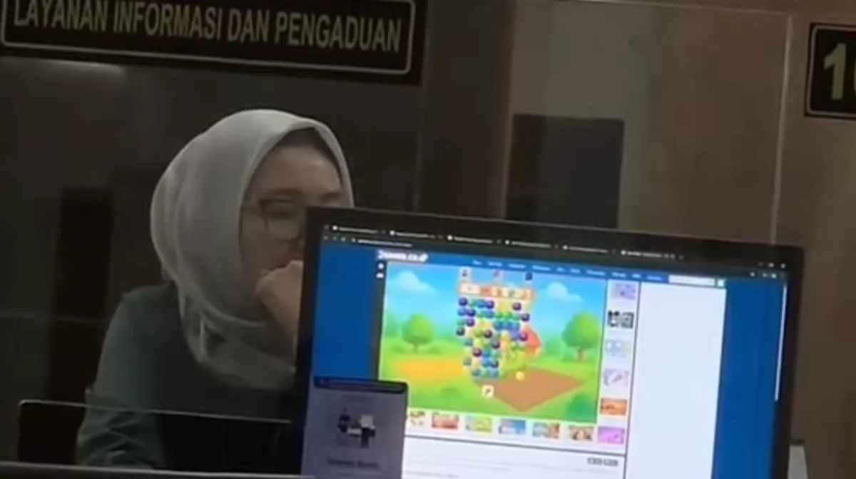 Petugas PTSP Pengadilan Negeri (PN) Jakarta Pusat yang viral karena diduga main game di jam kerja (TikTok/gaqepaqe)
