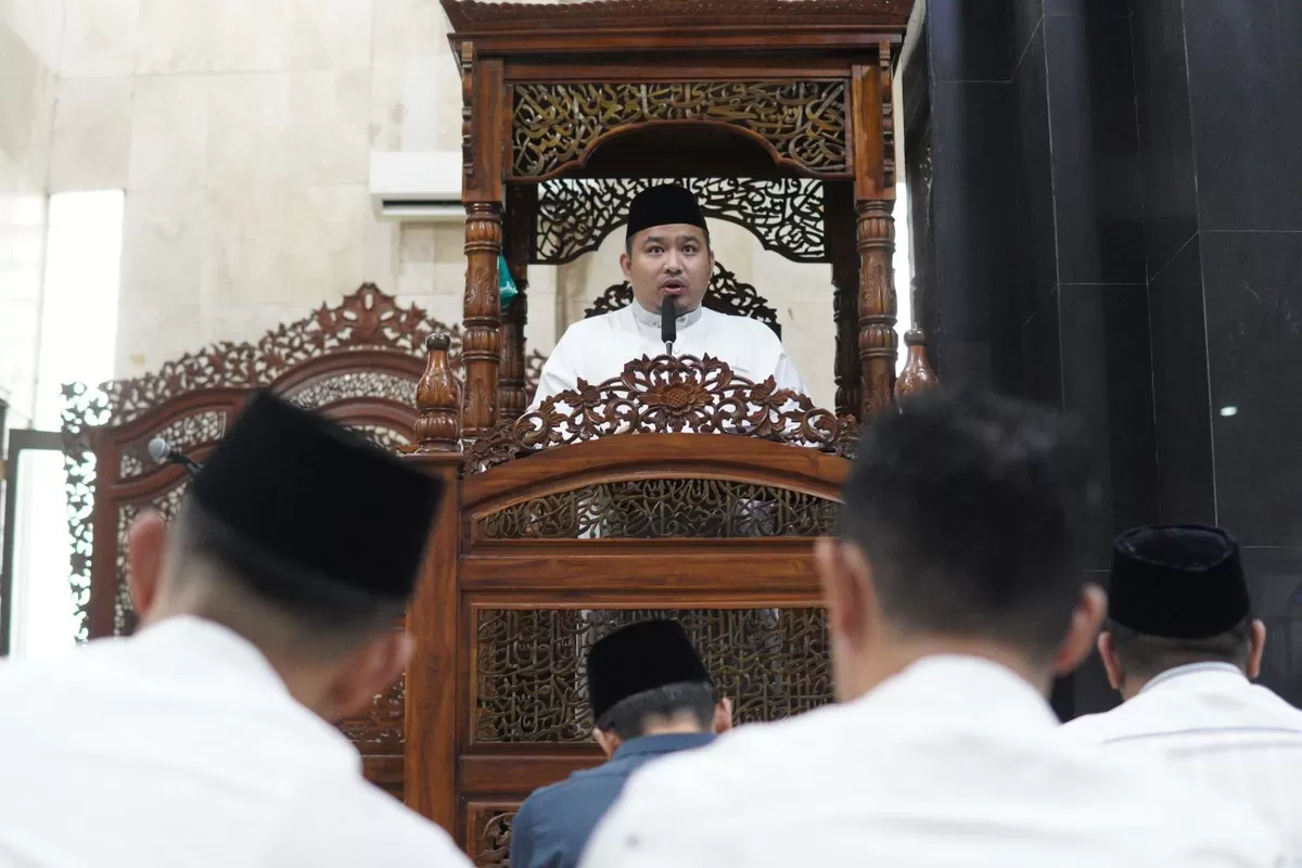 Bupati Subang Reynaldy Putra Andita Budi Raemi menyampaikan sambutan saat pelaksanaan Salat Idulfitri 1447 Hijriah di Masjid Agung Subang, mengajak masyarakat memperkuat kebersamaan dalam membangun daerah berbasis nilai religius, Sabtu 21 Maret 2026 (Dok. Istimewa)