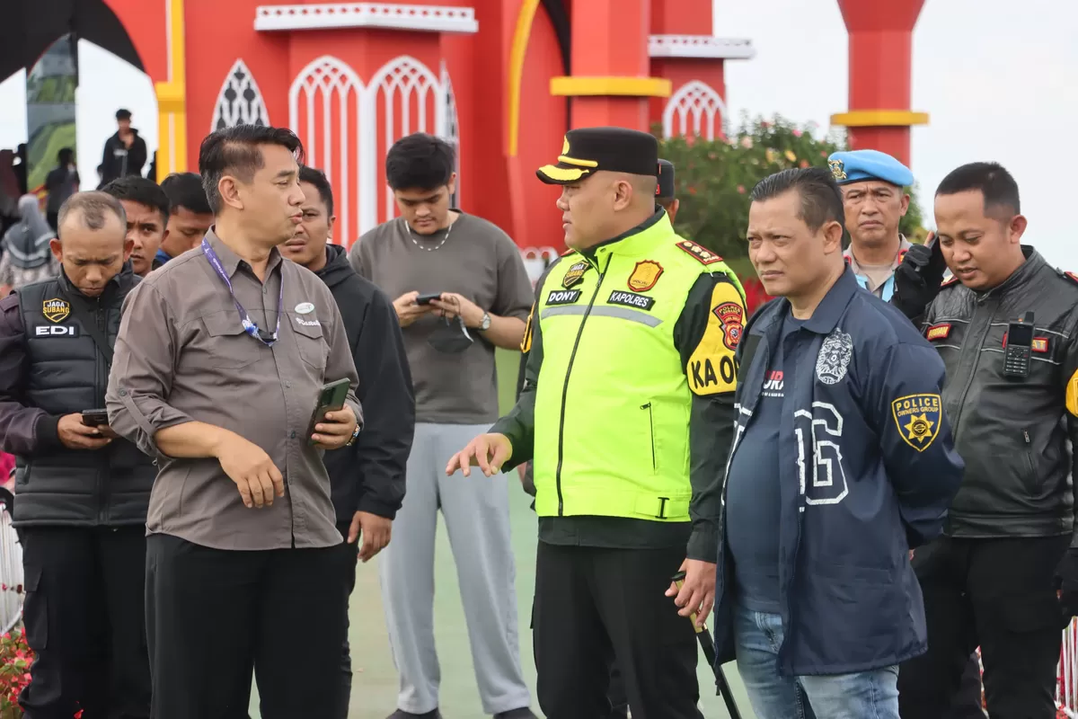 Kapolres Subang AKBP Dony Eko Wicaksono bersama jajaran Polres Subang berdialog dengan pengelola destinasi wisata Flora Wisata DCastello saat patroli pengamanan jalur wisata guna memastikan situasi tetap aman dan kondusif selama libur Idulfitri 1447 H, Minggu 22 Maret 2026 (Dok. Istimewa)