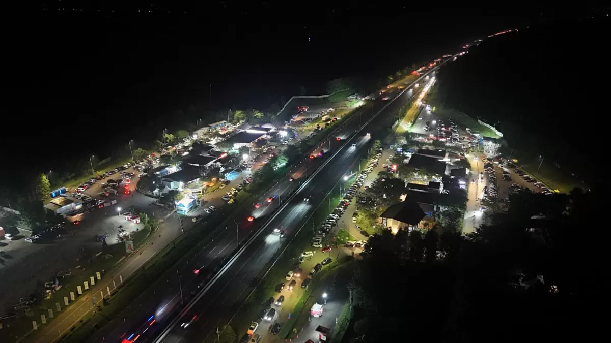 Arus lalu lintas Tol Cipali meningkat, rest area dipadati kendaraan saat mudik Lebaran, Minggu 22 Maret 2026 malam (Dok. ASTRA Infra)