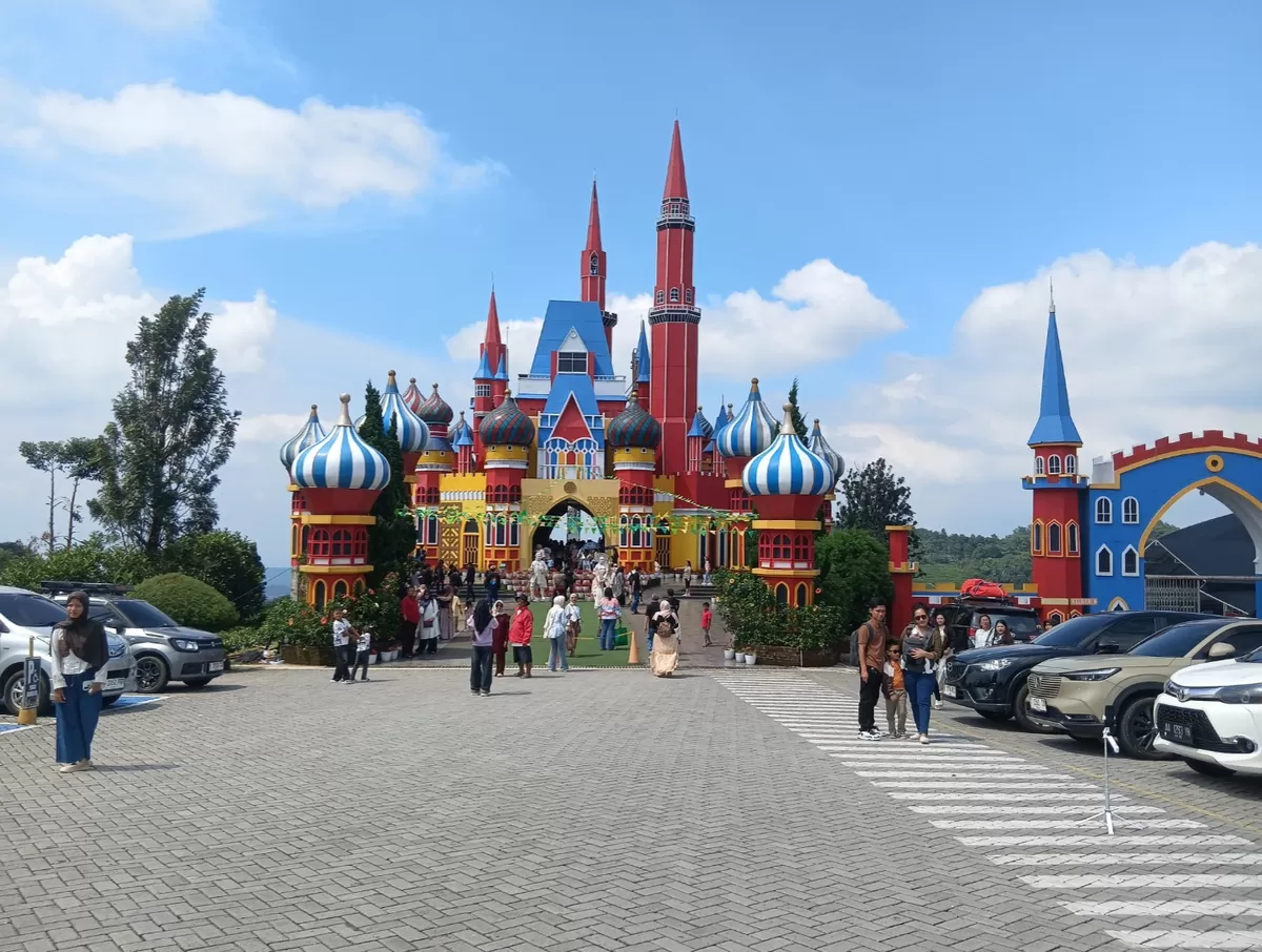 Libur Lebaran dimanfaatkan warga untuk berwisata ke Flora Wisata DCastello di Ciater, Subang, yang dipadati pengunjung dari berbagai daerah, Senin 23 Maret 2026