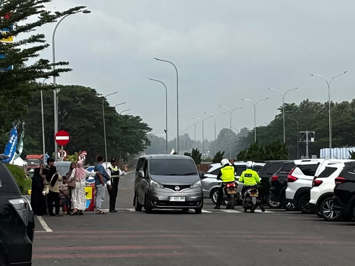 Petugas kepolisian mengatur arus kendaraan saat proses normalisasi one way di ruas Tol Cipali guna mengembalikan lalu lintas menjadi dua arah secara bertahap, Rabu 25 Maret 2026 (Dok. ASTRA Infra)