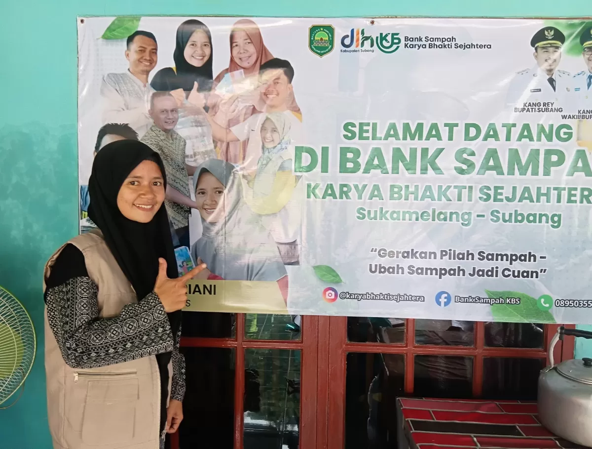 Tita Andriani di Bank Sampah Karya Bakti Sejahtera, Sukamelang, Subang, yang ia dirikan sebagai upaya solusi pengelolaan sampah berbasis masyarakat