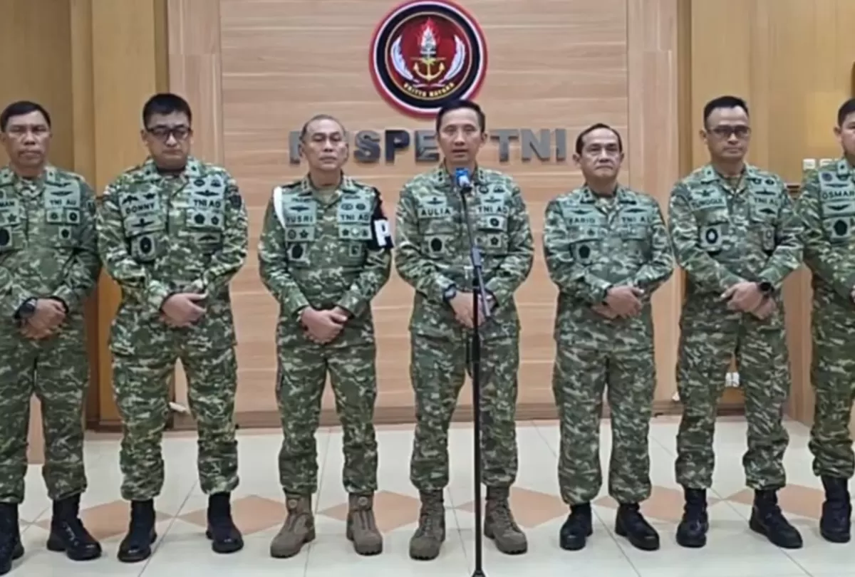 Kepala Pusat Penerangan TNI Mayjen Aulia Dwi Nasrullah beserta jajaran saat memberikan keterangan resmi di Mabes TNI, Jakarta, Rabu 25 Maret 2026 (Dok. Istimewa)