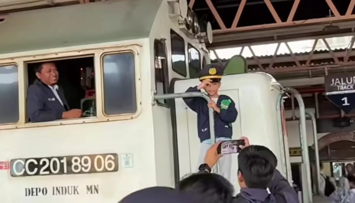 Momen viral anak kecil yang berfoto di lokomotif kereta api (Instagram/fuadihassan)