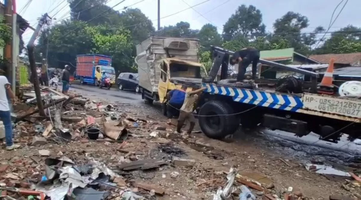 Petugas mengevakuasi truk bermuatan telur yang menghantam warung di Kampung Cijoged, Desa Lengkong, Kecamatan Cipeundeuy, Subang, usai kecelakaan yang menewaskan satu orang dan melukai dua lainnya, Kamis 26 Maret 2026 (Dok. Istimewa)