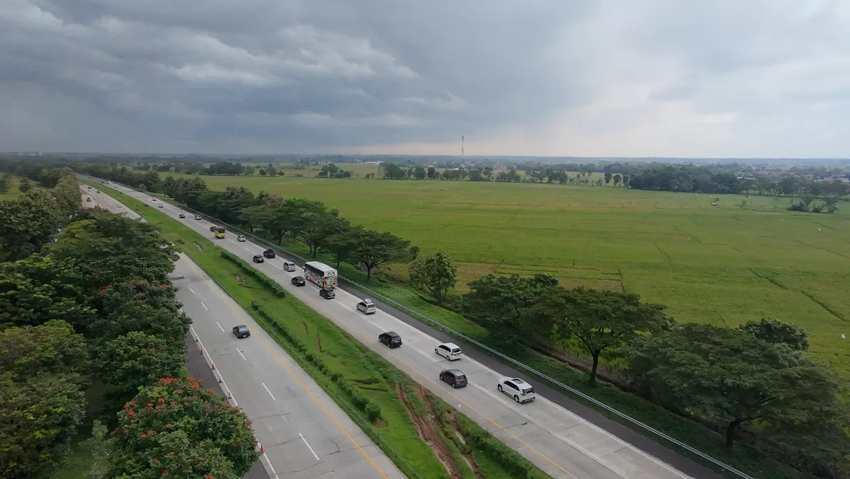 Arus lalu lintas di ruas Tol Cipali terpantau lancar di tengah periode arus balik Lebaran, dengan kendaraan menuju arah Jakarta mengalir stabil tanpa kepadatan berarti, Sabtu, 28 Maret 2026 sore WIB (Dok. ASTRA Infra)