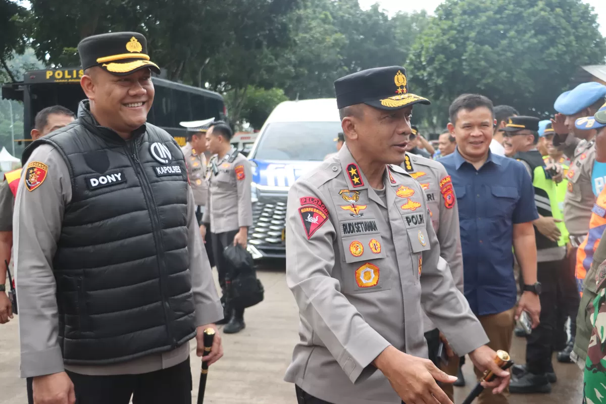 Kapolda Jabar Irjen Pol Rudi Setiawan didampingi Kapolres Subang AKBP Dony Eko Wicaksono saat meninjau Pos Pelayanan Rest Area 101 B Tol Cipali untuk memastikan arus balik Lebaran 2026 berjalan aman dan lancar, Sabtu, 28 Maret 2026 (Dok. Istimewa)