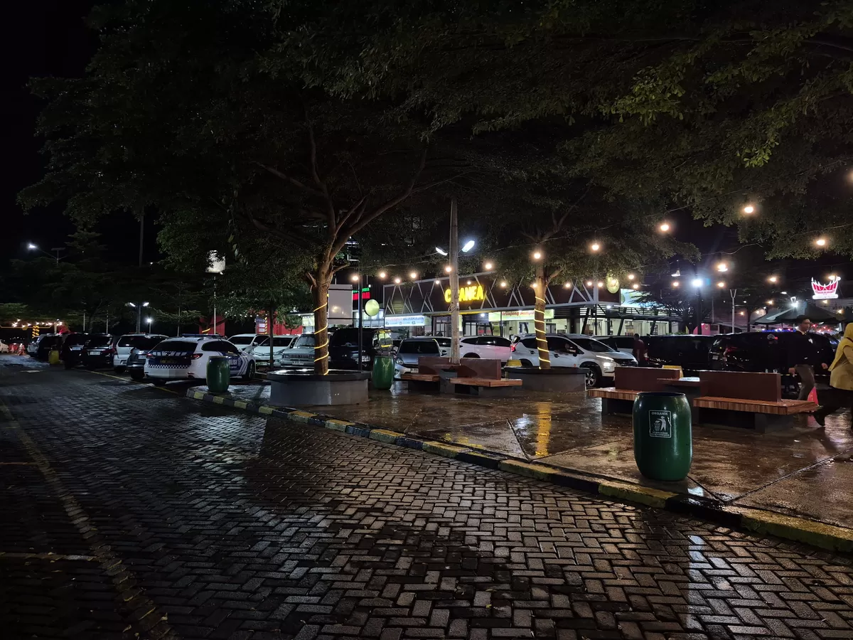 Suasana rest area Tol Cipali tampak tertib dan ramai aktivitas pemudik di tengah kondisi hujan, pengendara memanfaatkan fasilitas istirahat untuk menjaga keselamatan selama arus balik Lebaran 2026, Minggu, 29 Maret 2026 malam (Dok. ASTRA Infra)
