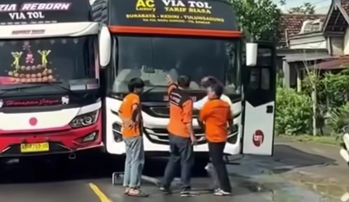 Kru bus Harapan Jaya dan Bagong berselisih di tengah jalan di Kediri (Instagram/eksistulungagung)
