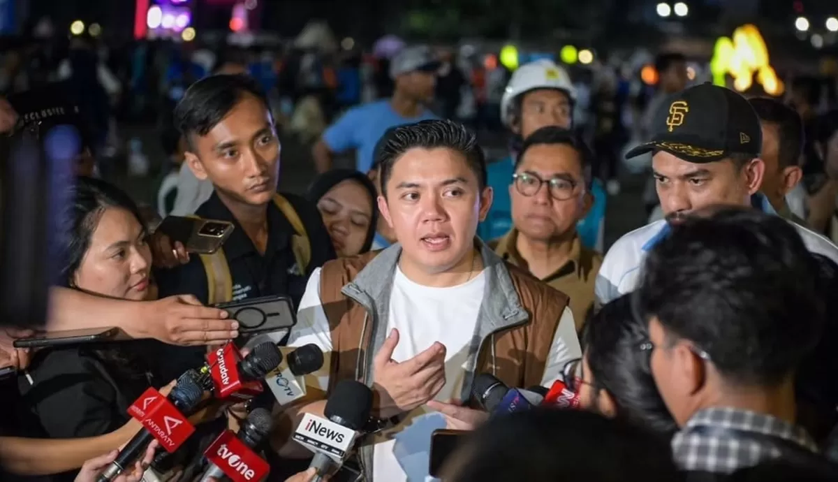Seskab Teddy Indra Wijaya saat menghadiri bazar rakyat di Monas (Instagram/sekretariat.kabinet)