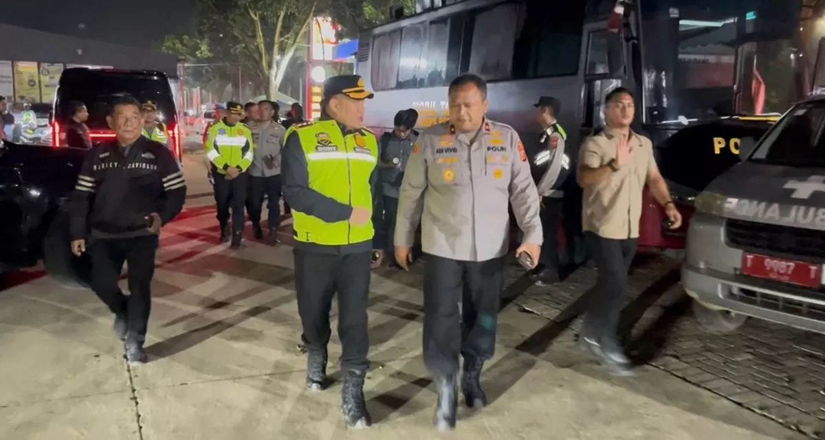 Wakapolda Jawa Barat Brigjen Pol Adi Vivid Agustiadi Bachtiar didampingi Kapolres Subang AKBP Dony Eko Wicaksono saat meninjau langsung kesiapan personel dan fasilitas di Rest Area KM 101 B Tol Cipali untuk mengantisipasi lonjakan arus balik Lebaran 2026 (Dok. Istimewa)