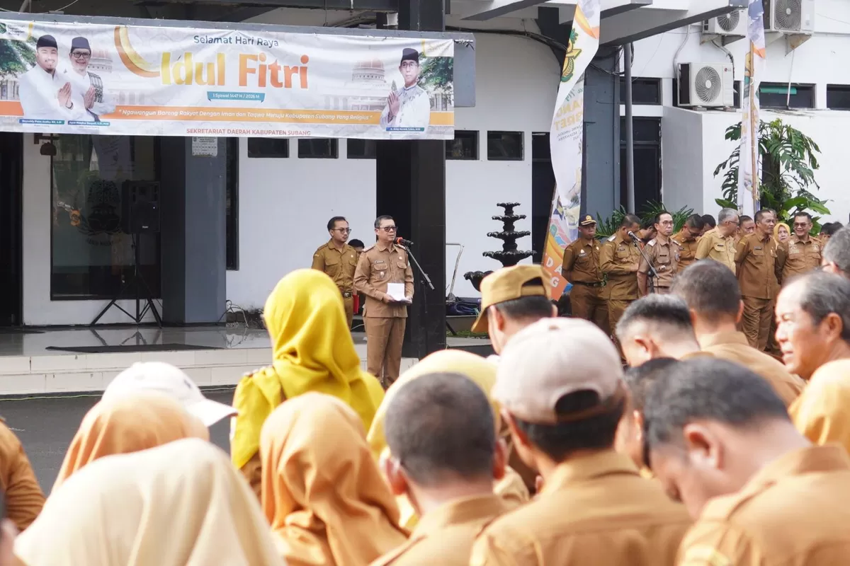 Wakil Bupati Subang Agus Masykur Rosyadi memimpin apel gabungan ASN yang dirangkaikan dengan halal bihalal di Halaman Kantor Bupati Subang, Senin, 30 Maret 2026 (Dok. Istimewa)