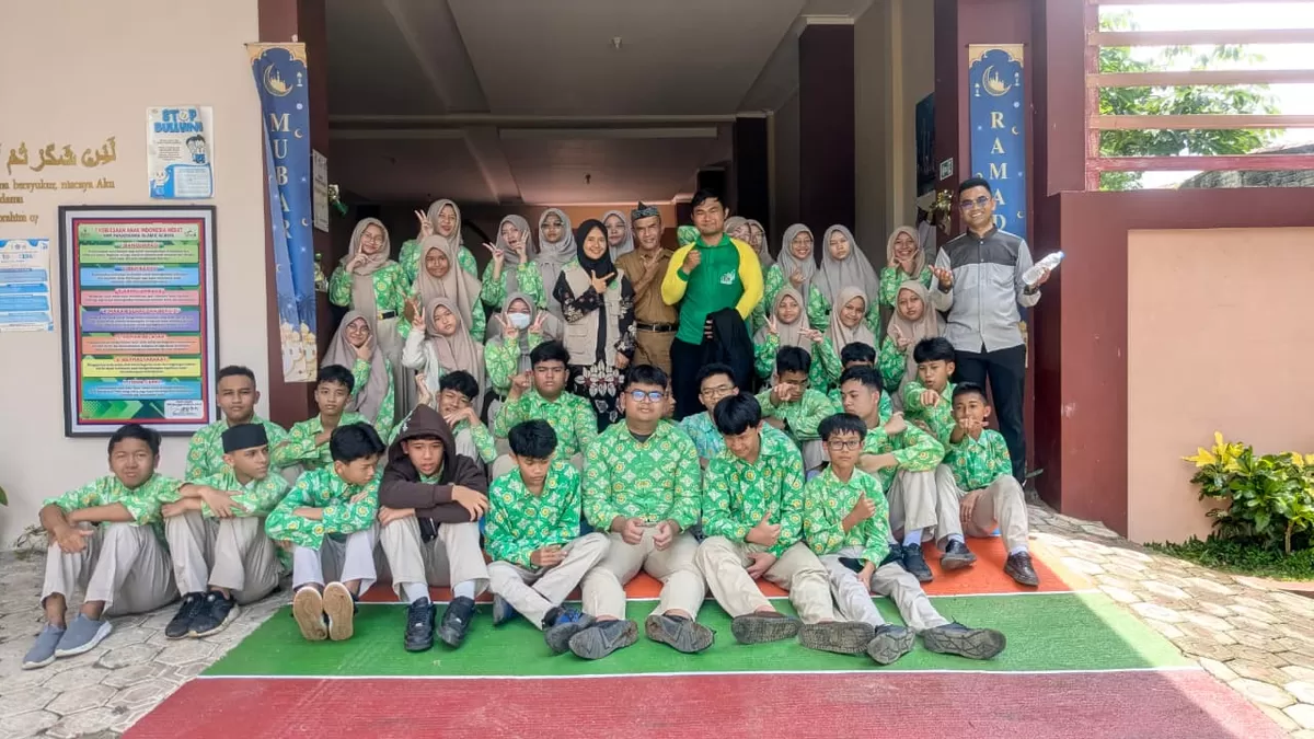 Siswa, guru SMP Panatagama Subang, serta pemateri dari Bank Sampah Karya Bhakti Sejahtera dan Bumi Maggot Inovasi menunjukkan komitmen pengelolaan sampah berbasis pemilahan dan maggot menuju sekolah Adiwiyata, Selasa 31 Maret 2026 (Dok. Istimewa)