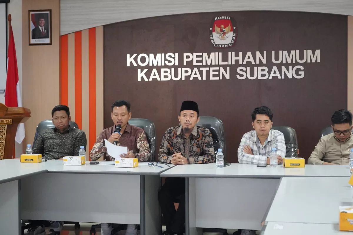 Ketua Divisi Perencanaan, Data dan Informasi KPU Kabupaten Subang, Suhenda (memegang mikrofon) bersama Ketua KPU Abdul Muhyi dan jajaran komisioner saat Rapat Pleno PDPB di Aula KPU Subang, Kamis, 2 April 2026 (Dok. Istimewa)