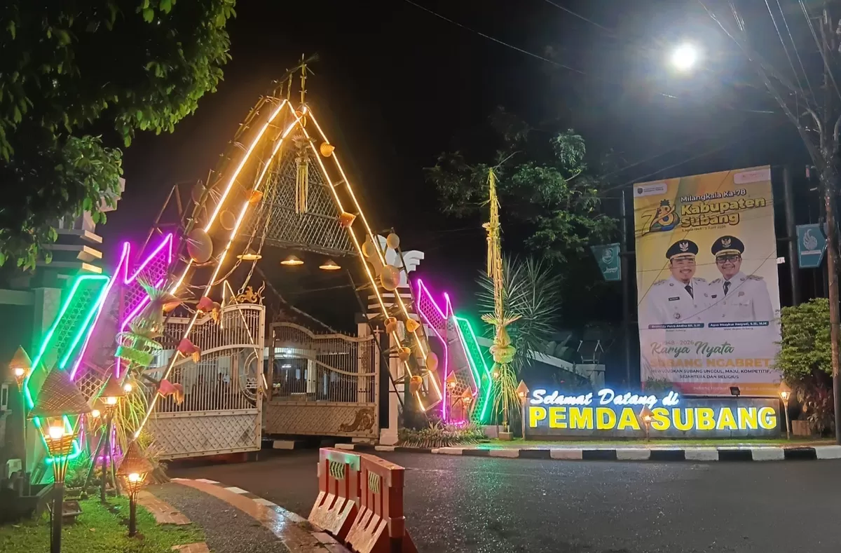 Gerbang masuk Kantor Pemda Subang tampil menarik dengan hiasan untuk memeriahkan HUT Subang ke-78