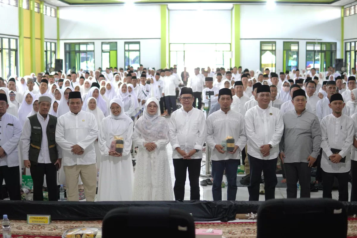 Wakil Bupati Subang Agus Masykur Rosyadi bersama Kepala Kantor Kementerian Haji dan Umrah Kabupaten Subang Rojak serta Kepala Kemenag Subang H. Badruzaman berfoto bersama ratusan calon jemaah dalam pembukaan Manasik Haji tingkat kabupaten di Aula Haji Subang, Minggu, 5 April 2026 (Dok. Istimewa)