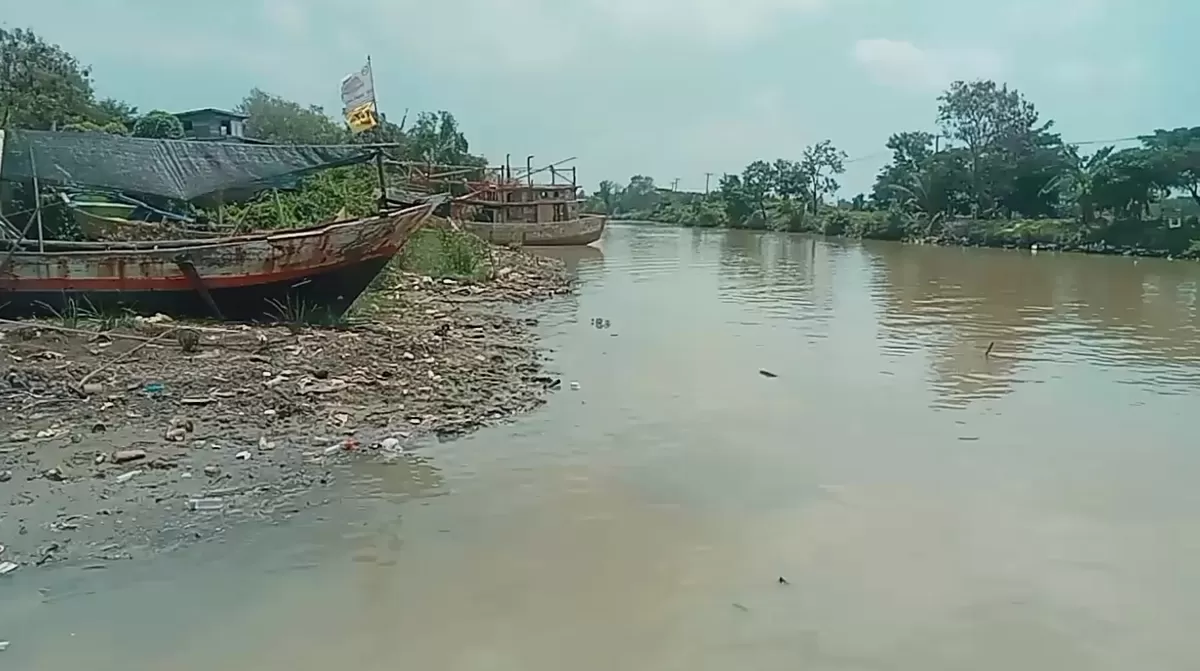 Kondisi Kali Blanakan di wilayah Pantura Subang tampak tercemar sampah dan mengalami pendangkalan, sehingga menghambat aktivitas nelayan saat menuju laut lepas, Senin, 5 April 2026 (Dok. Istimewa)