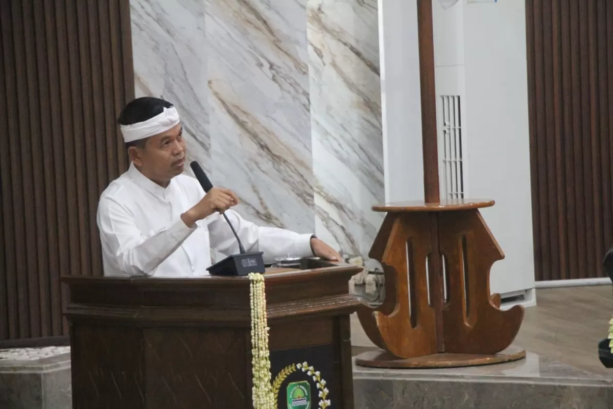 Gubernur Jawa Barat Dedi Mulyadi menyampaikan pidato saat Rapat Paripurna Istimewa DPRD dalam rangka Hari Jadi ke-78 Kabupaten Subang di Gedung DPRD Subang, Senin 6 April 2026