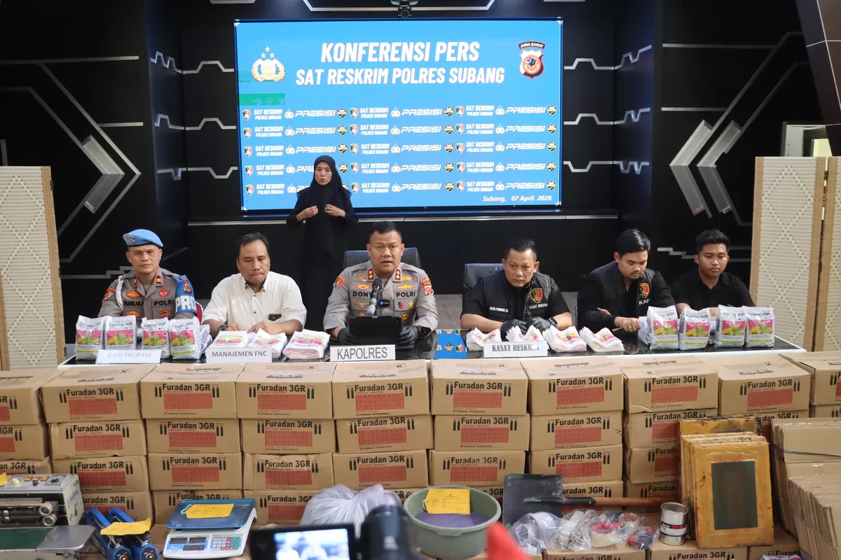 Kapolres Subang AKBP Dony Eko Wicaksono beserta jajaran saat konferensi pers pengungkapan kasus produksi dan peredaran pestisida palsu dengan menunjukkan barang bukti di Mapolres Subang, Selasa 7 April 2026 (Dok. Istimewa)