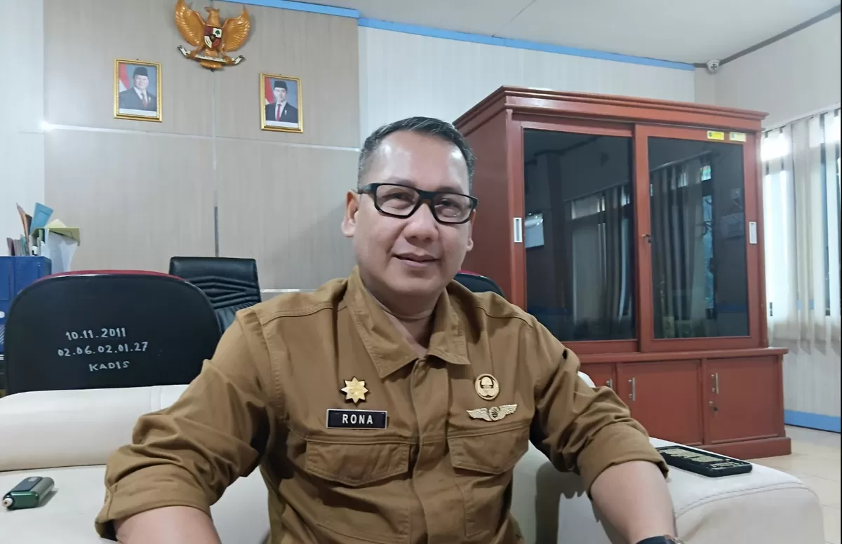 Kepala Disnakertrans Subang, Rona Mairansyah, menanggapi pernyataan Gubernur Jawa Barat terkait serapan tenaga kerja lokal di Subang saat ditemui di ruang kerjanya, Selasa 7 April 2026