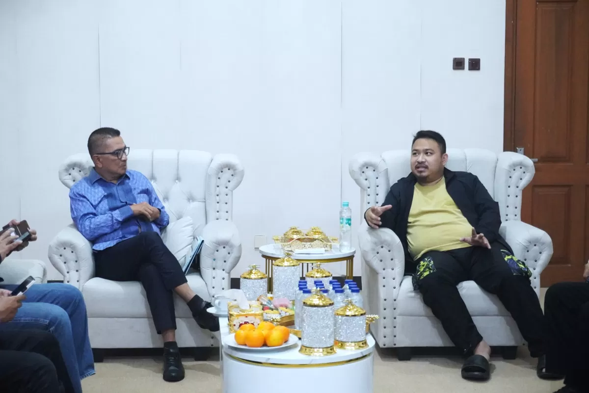 Bupati Subang, Reynaldy Putra Andita Budi Raemi (kanan) bersama Kepala Badan Pengelola Kawasan Rebana, Helmy Yahya (kiri), saat audiensi membahas penguatan investasi dan pengembangan kawasan Rebana di Rumah Dinas Bupati Subang, Rabu 8 April 2026 (Dok. Istimewa)