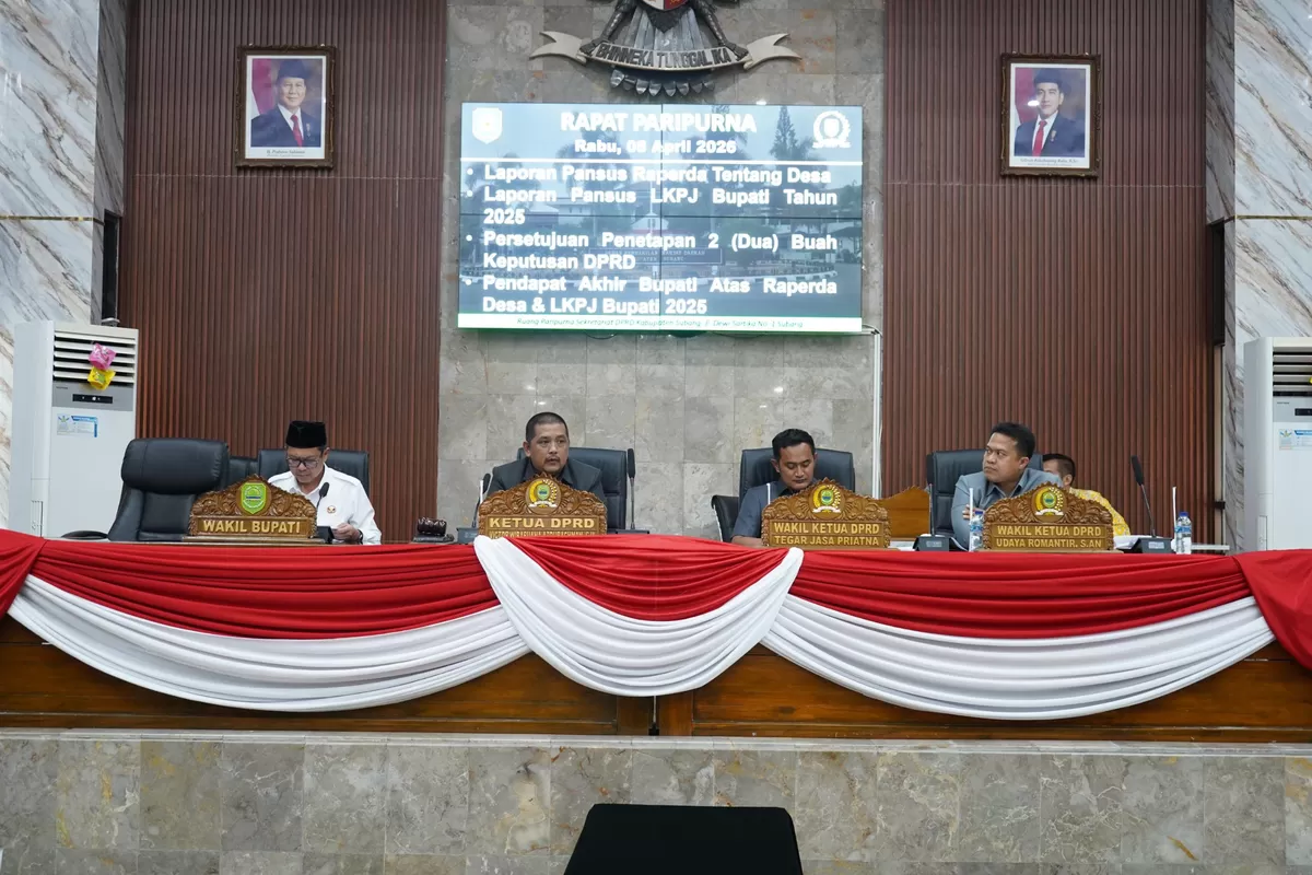 Ketua DPRD Subang Victor Wirabuana Abdurachman memimpin Rapat Paripurna bersama jajaran pimpinan DPRD, didampingi Wakil Bupati Subang Agus Masykur Rosyadi (kiri), dalam agenda pengesahan Raperda Desa dan LKPJ 2025 di Ruang DPRD Subang, Rabu, 8 April 2026 (Dok. Istimewa)