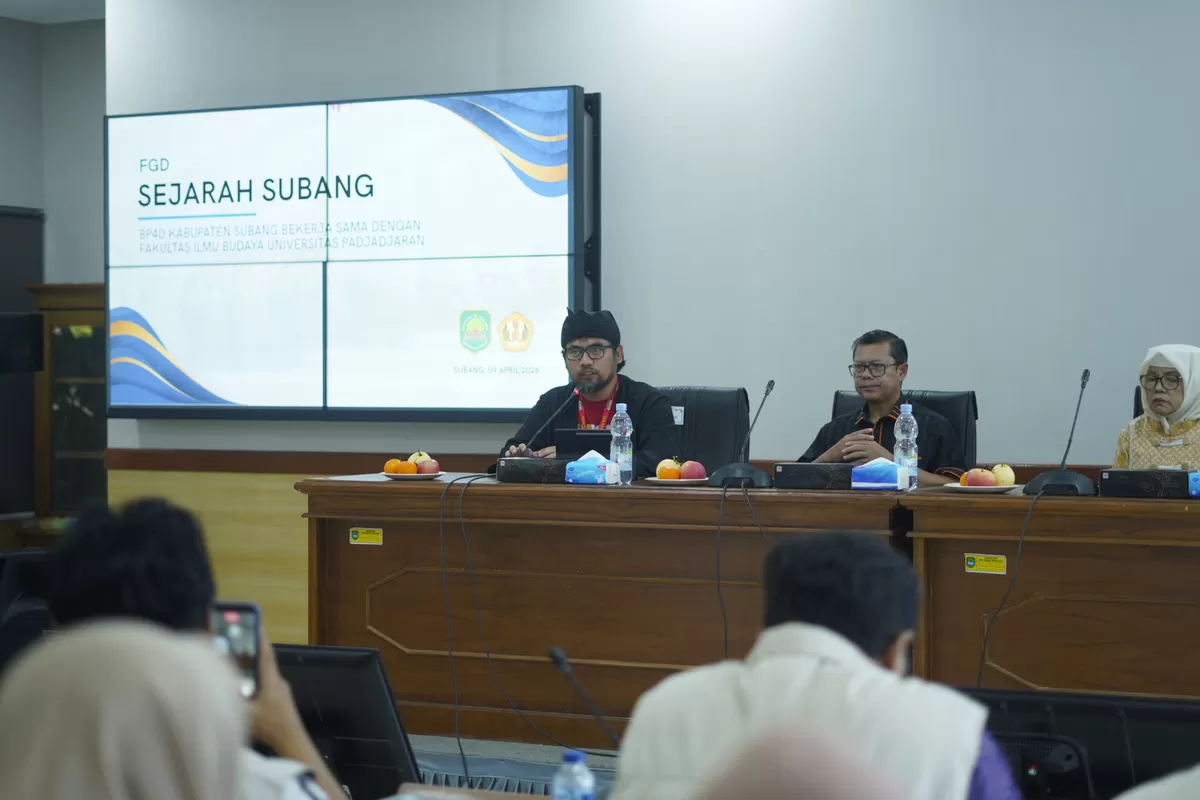 Kepala BP4D Kabupaten Subang Iwan Syahrul Anwar (kiri) bersama Wakil Bupati Subang Agus Masykur Rosyadi (tengah) pada kegiatan FGD penulisan ulang sejarah dan hari jadi Subang di Aula BP4D Kabupaten Subang, Kamis 9 April 2026 (Dok. Istimewa)