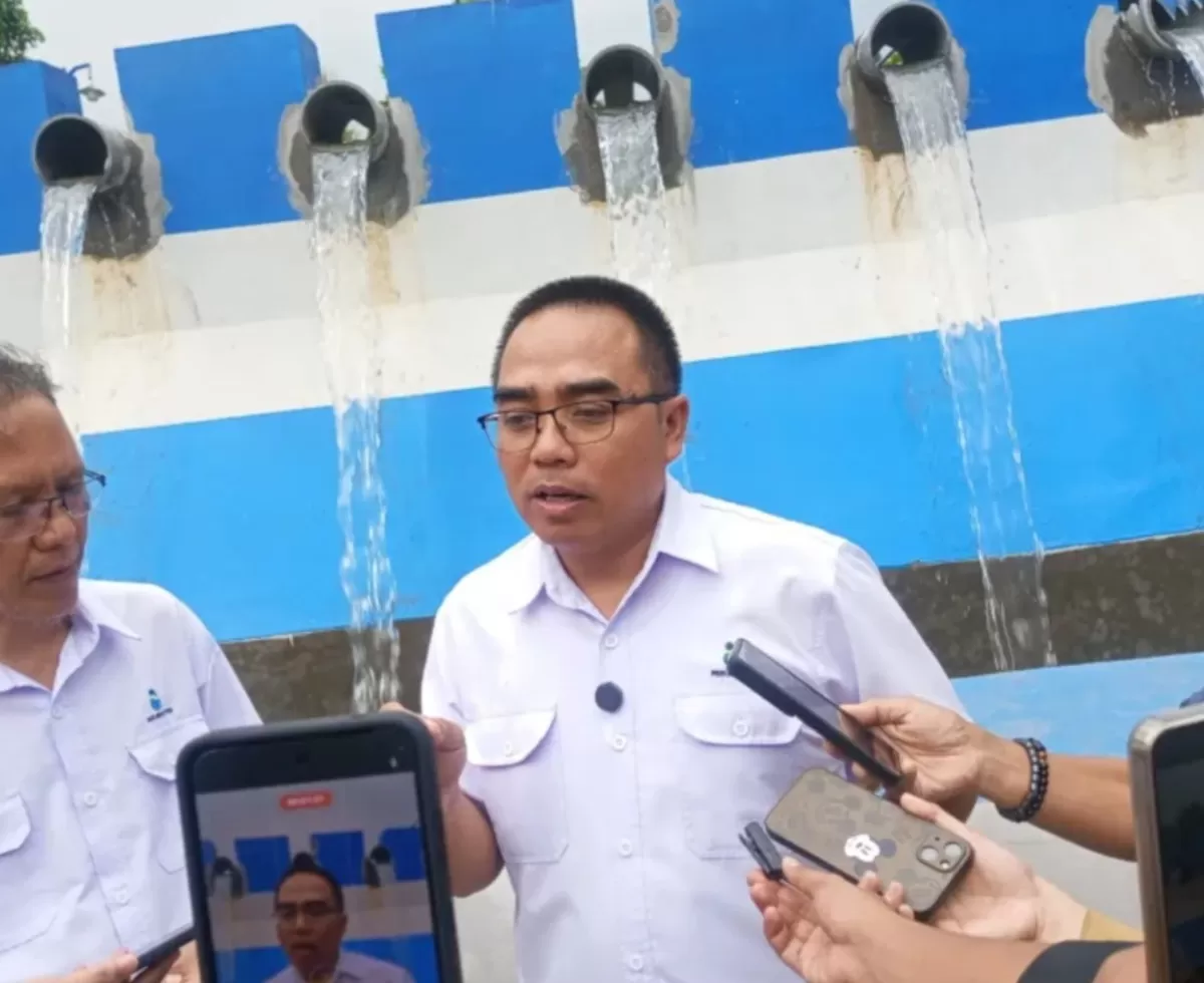 Direktur Utama Perumda Tirta Rangga Subang Lukman Nurhakim memberikan keterangan kepada awak media terkait pengembangan WTP Cijambe sebagai solusi krisis air bersih di Subang, Rabu, 8 April 2026 (Dok. Istimewa)