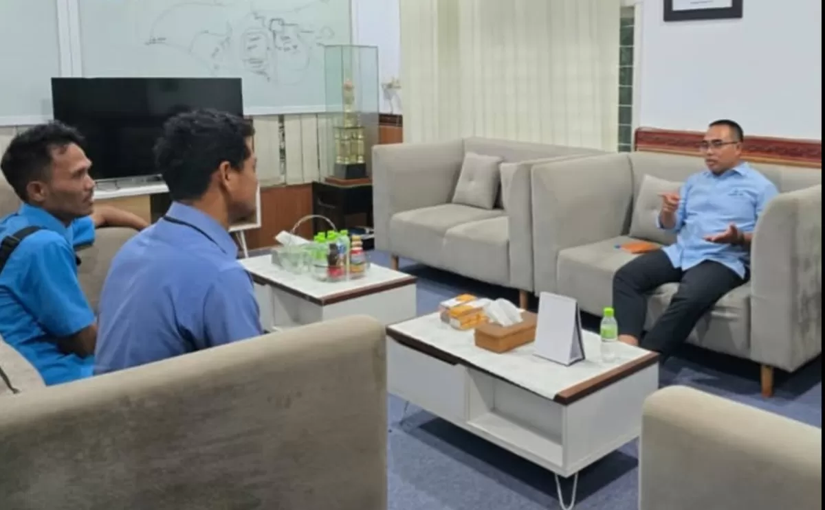 Direktur Utama Perumda Tirta Rangga Subang Lukman Nurhakim berbincang bersama dua karyawan berprestasi penerima penghargaan umroh sebagai bentuk apresiasi atas dedikasi kerja di lingkungan perusahaan, Sabtu 4 April 2026 (Instagram.com/@perumdatrs)