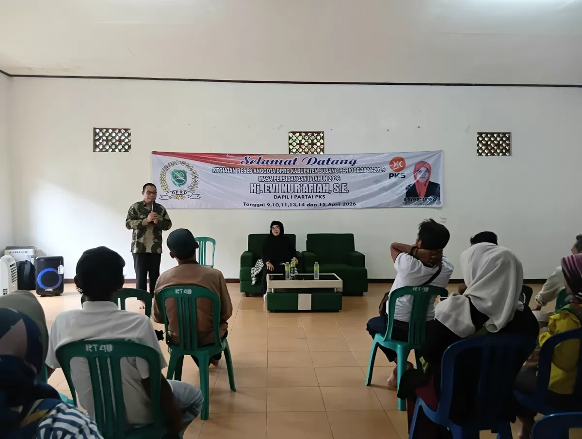 Anggota DPRD Kabupaten Subang, Hj. Evi NurAfiah saat berdialog dengan warga dalam kegiatan reses di Kelurahan Karanganyar, Kecamatan Subang, menyerap aspirasi terkait infrastruktur, UMKM, dan Koperasi Merah Putih, Sabtu 11 April 2026