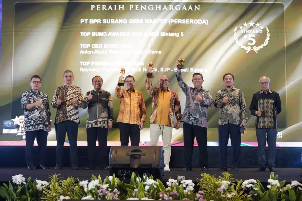 Wakil Bupati Subang Agus Masykur Rosyadi (keempat dari kiri) menghadiri puncak TOP BUMD Awards 2026 di Jakarta, mendampingi capaian PT BPR Subang Gemi Nastiti yang berhasil meraih penghargaan Bintang 5 (Dok. Istimewa)