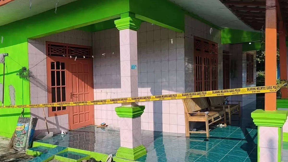 Rumah lansia korban dugaan perampokan di Desa Rancaudik, Subang, dipasangi garis polisi saat proses penyelidikan berlangsung, Rabu 15 April 2026 malam