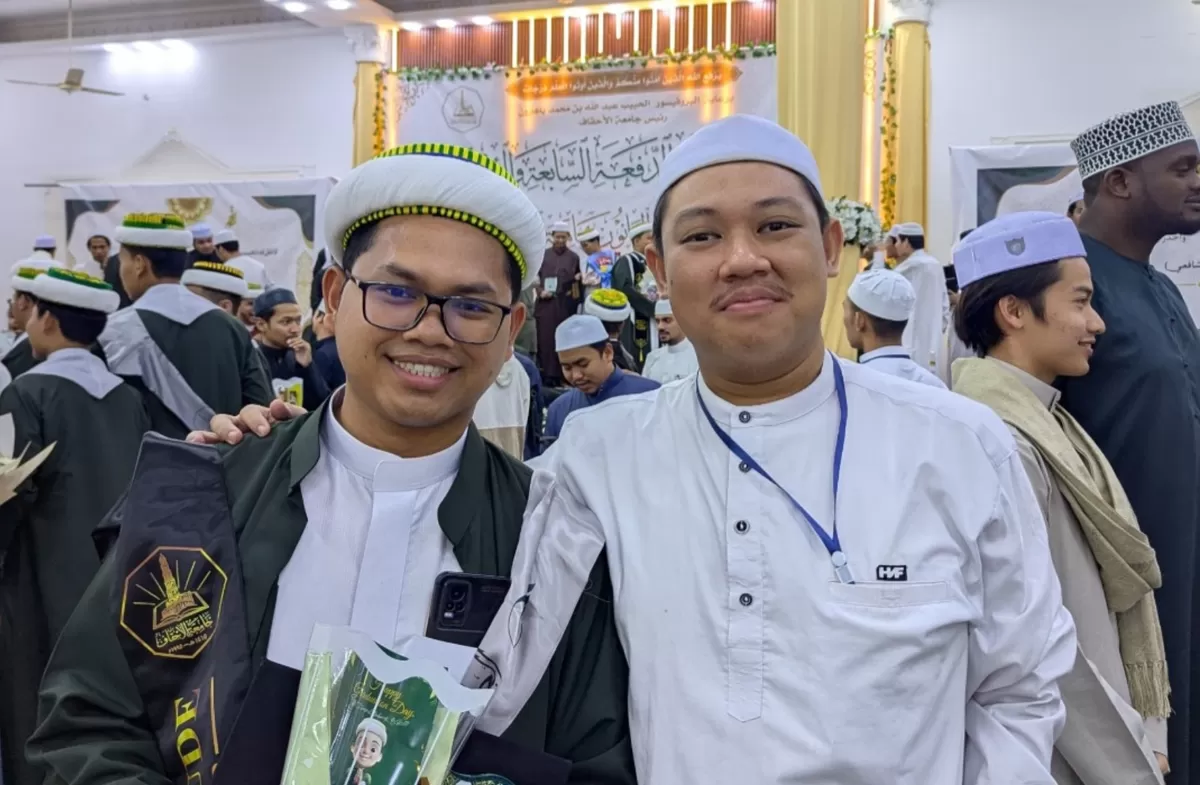 Chusnil Mubarok (kiri) raih summa cumlaude dengan IPK 4,93 di Universitas Al-Ahgaff, Yaman, Kamis 16 April 2026 (Dok. Istimewa)