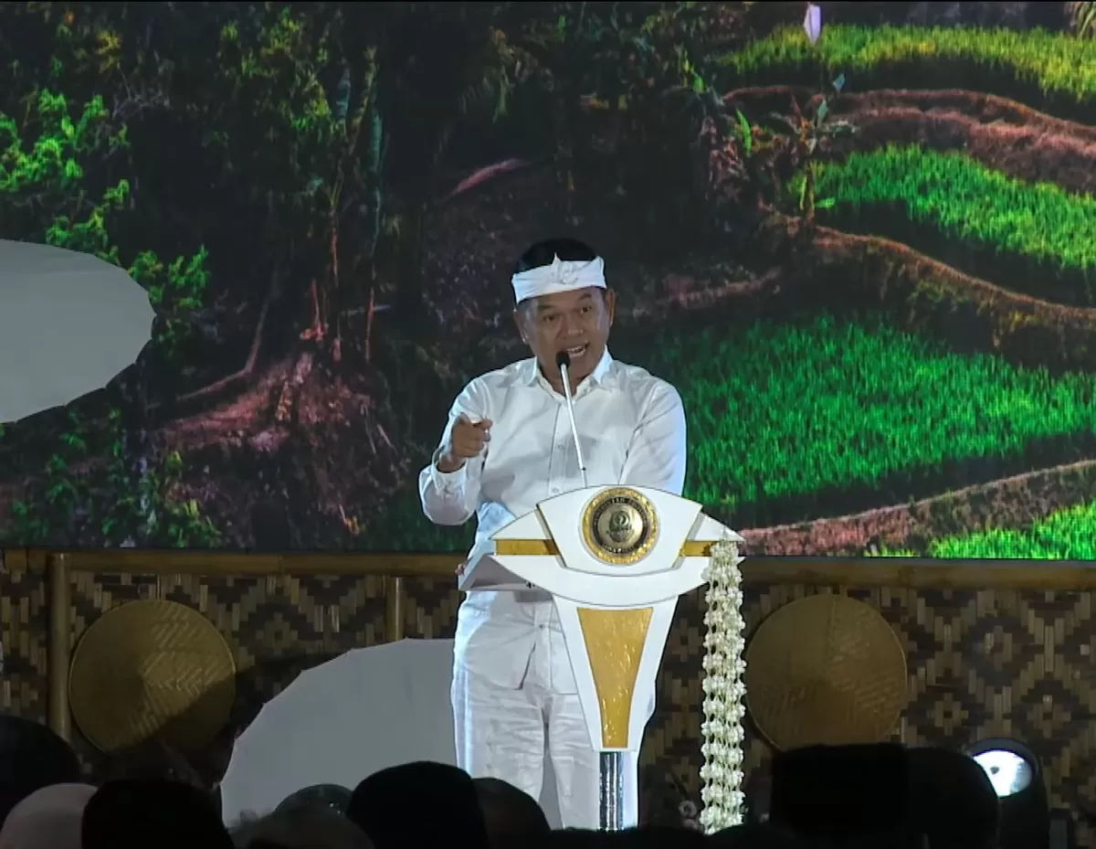 Gubernur Jawa Barat Dedi Mulyadi menyampaikan arah pembangunan dalam Musrenbang RKPD Jabar 2027 di Bale Pakuan, Bandung dengan fokus pada pendidikan dan kesehatan sebagai layanan dasar masyarakat, Rabu 15 April 2026 (Dok. Istimewa)