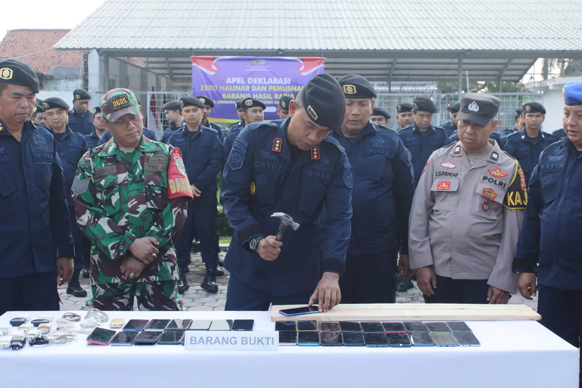 Kepala Lapas Kelas IIA Subang, Gatot Harisaputro, memusnahkan barang bukti hasil razia berupa puluhan handphone ilegal dalam deklarasi Zero Halinar di Lapas Subang, Jumat 17 April 2026 (Dok. Istimewa)